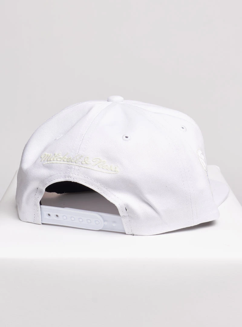 Mitchell & Ness Snapback - UV Reactive - New York Knicks - White - SH20022 2 Mitchell & Ness Snapback - UV Reactive - New York Knicks - White - SH20022