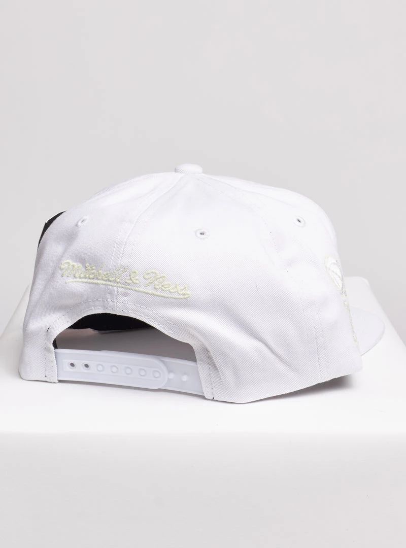 Mitchell & Ness Snapback - UV Reactive - Chicago Bulls - White - SH20023 Shop All 2 Mitchell & Ness Snapback - UV Reactive - Chicago Bulls - White - SH20023 Shop All